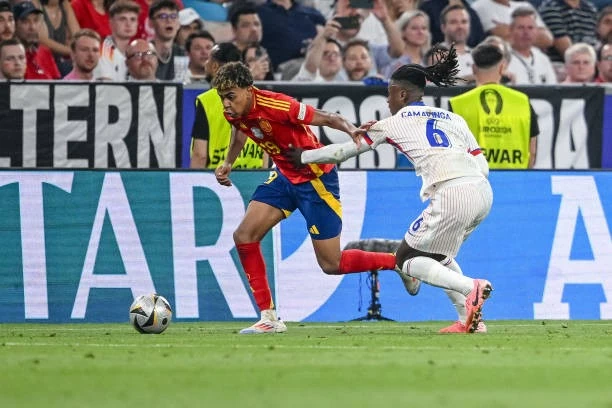 Lamine Yamal (Tây Ban Nha) tranh chấp bóng với Eduardo Camavinga (Pháp) trong trận bán kết Euro 2024 trên sân Munich Football Arena (Đức), ngày 9/7/2024.
