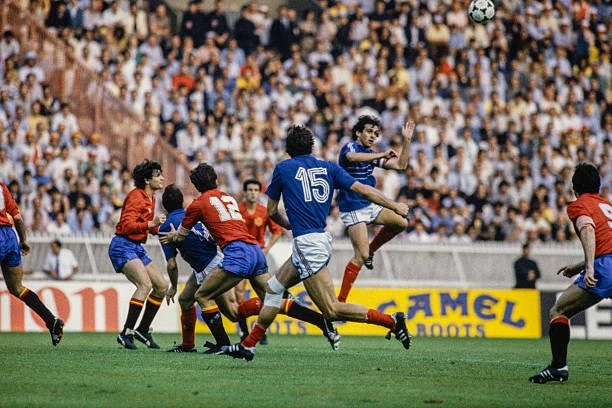 Michel Platini đánh đầu trong trận chung kết Euro 1984 trên sân Parc des Princes (Paris) ngày 27/6/1984. (Nguồn: Getty Images)