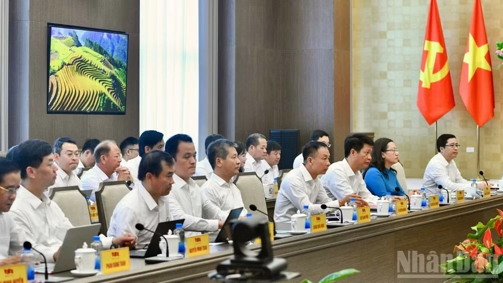 Thủ tướng Lê Minh Hưng chủ trì cuộc làm việc với Ban Thường vụ Tỉnh ủy Lào Cai Thủ tướng Lê Minh Hưng chủ trì cuộc làm việc với Ban Thường vụ Tỉnh ủy Lào Cai