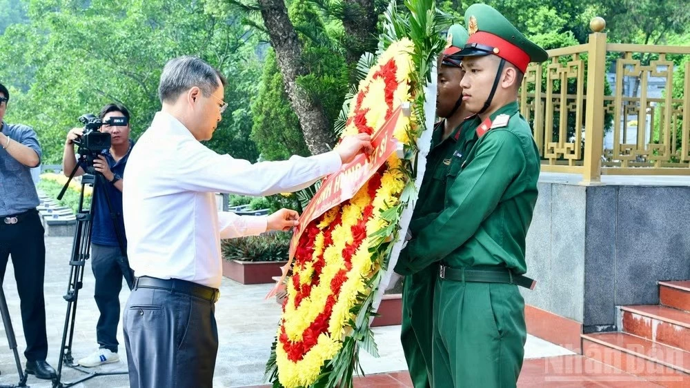 Thủ tướng Lê Minh Hưng chủ trì cuộc làm việc với Ban Thường vụ Tỉnh ủy Lào Cai Thủ tướng Lê Minh Hưng chủ trì cuộc làm việc với Ban Thường vụ Tỉnh ủy Lào Cai