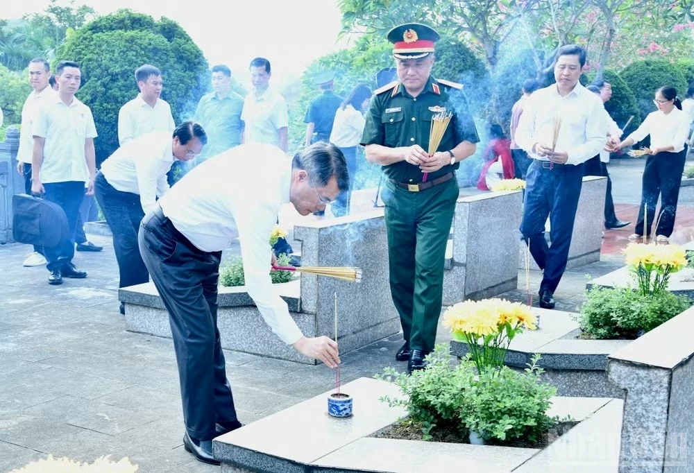 Thủ tướng Lê Minh Hưng chủ trì cuộc làm việc với Ban Thường vụ Tỉnh ủy Lào Cai Thủ tướng Lê Minh Hưng chủ trì cuộc làm việc với Ban Thường vụ Tỉnh ủy Lào Cai