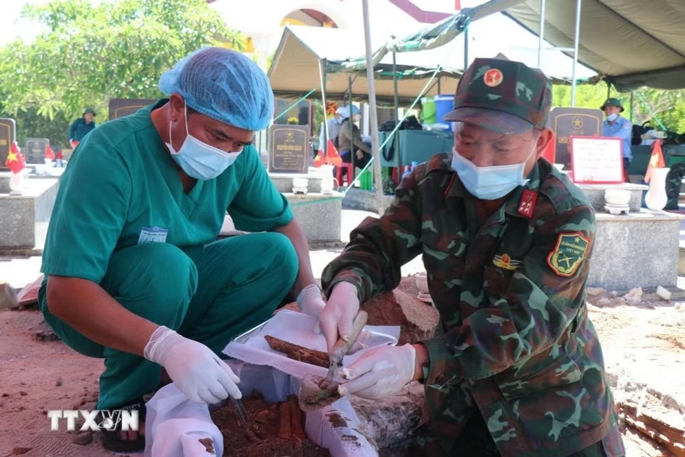 Vượt nắng, thắng mưa tìm tên cho các liệt sĩ tại Quảng Ngãi Vượt nắng, thắng mưa tìm tên cho các liệt sĩ tại Quảng Ngãi
