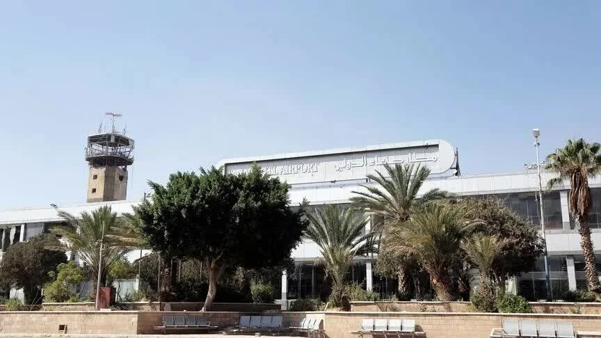 Houthi tấn công sân bay Saudi Arabia, cảnh báo đóng cửa eo biển Bab al-Mandeb