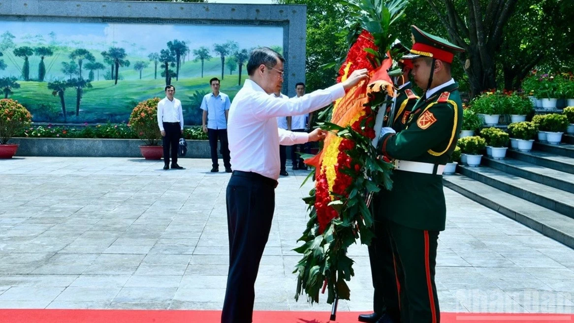 Thủ tướng Chính phủ Lê Minh Hưng chủ trì cuộc làm việc với Ban Thường vụ Tỉnh ủy Phú Thọ Thủ tướng Chính phủ Lê Minh Hưng chủ trì cuộc làm việc với Ban Thường vụ Tỉnh ủy Phú Thọ