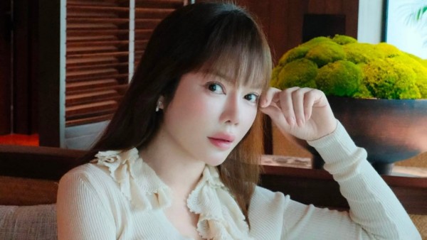 Sao Việt: Lý Nhã Kỳ khoe nhan sắc ngọt ngào, Thùy Lâm hack tuổi với sơ mi trắng