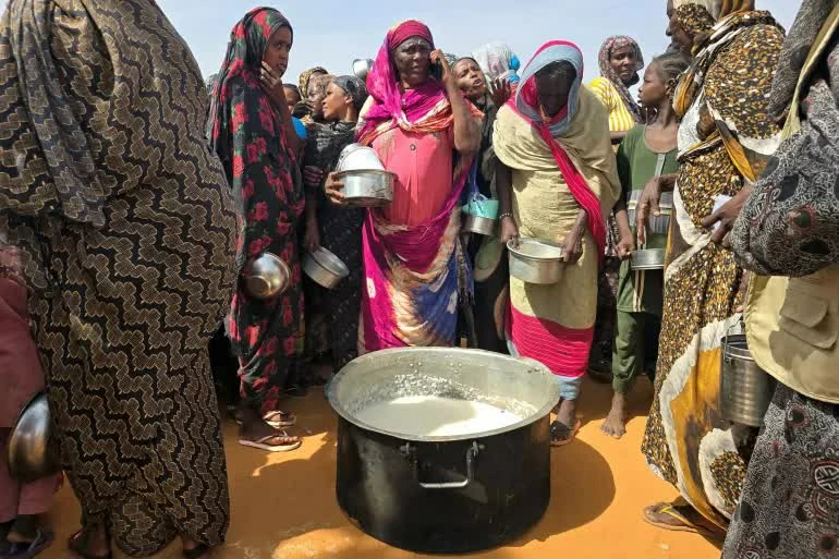 Người dân Sudan xếp hàng nhận thực phẩm cứu trợ tại một trại tị nạn trong bối cảnh quốc gia này tiếp tục đối mặt với cuộc khủng hoảng nhân đạo nghiêm trọng. (Nguồn: Al Jazeera)