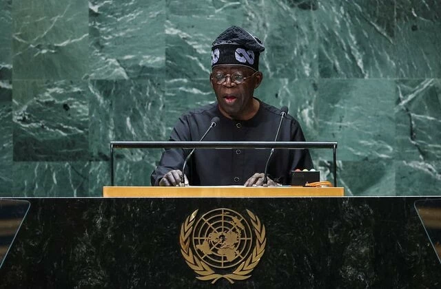 Tổng thống Nigeria Bola Ahmed Tinubu phát biểu tại một sự kiện của Liên hợp quốc. Chính phủ Nigeria đang thúc đẩy lộ trình tiếp quản vai trò điều phối các hoạt động nhân đạo trong nước, hướng tới mô hình do chính phủ dẫn dắt với sự hỗ trợ kỹ thuật từ LHQ. (Nguồn: USNews)