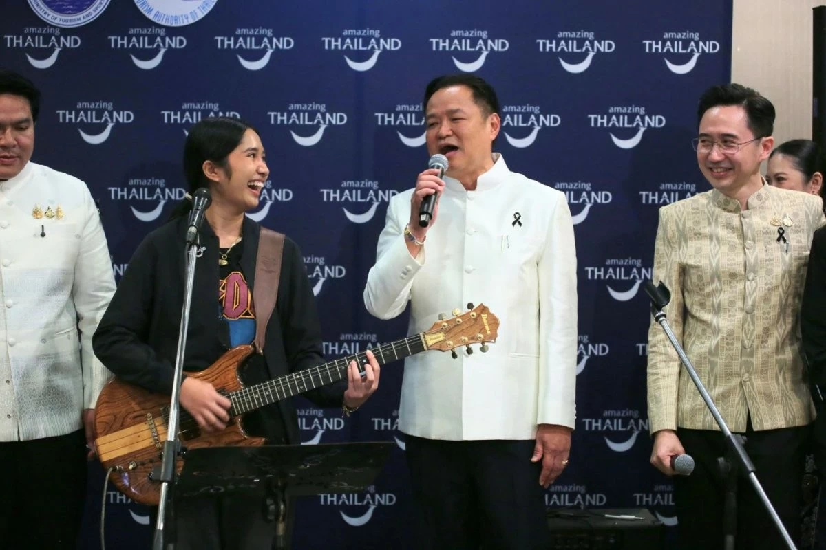 Khi Thủ tướng Thái Lan hòa nhịp cùng rocker trẻ