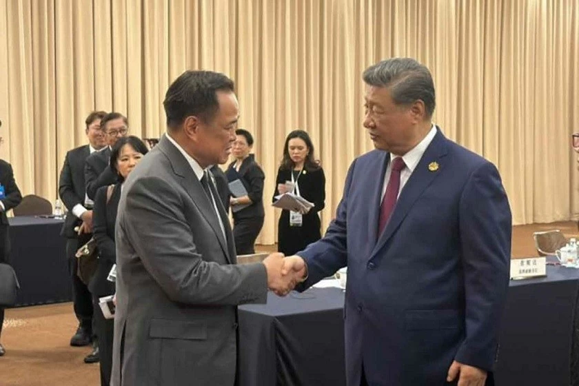 Thủ tướng Anutin Charnvirakul bắt tay Chủ tịch Trung Quốc Tập Cận Bình trong cuộc gặp song phương bên lề Hội nghị APEC tại Gyeongju, Hàn Quốc, ngày 31/10/2025. (Ảnh do Bộ Ngoại giao cung cấp)