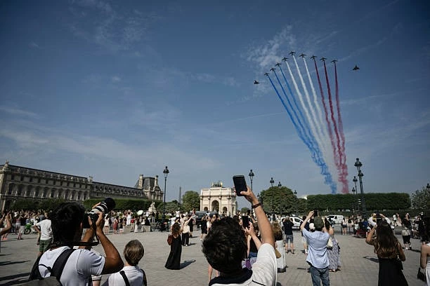Đội bay biểu diễn Patrouille de France (PAF) xả khói màu quốc kỳ phía trên Khải Hoàn Môn trong lễ duyệt binh mừng ngày Quốc khánh Pháp tại Paris. (Nguồn: Getty Images)