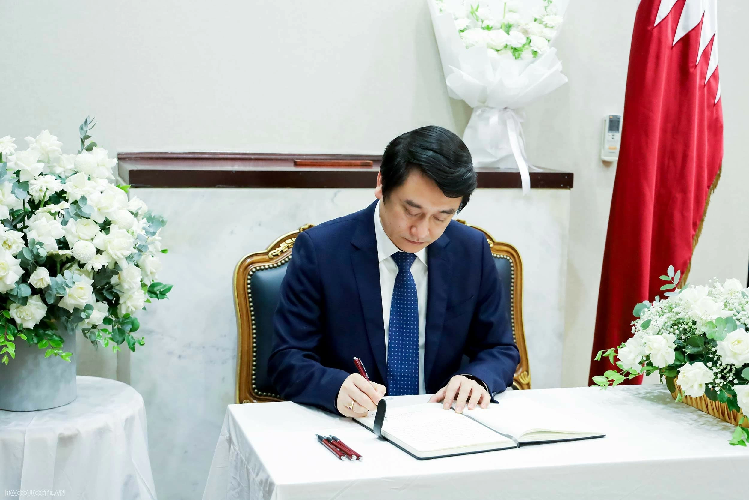 Thứ trưởng Ngoại giao Lê Anh Tuấn viếng, ghi sổ tang tưởng niệm cựu Quốc vương Qatar Sheikh Hamad bin Khalifa Al Thani