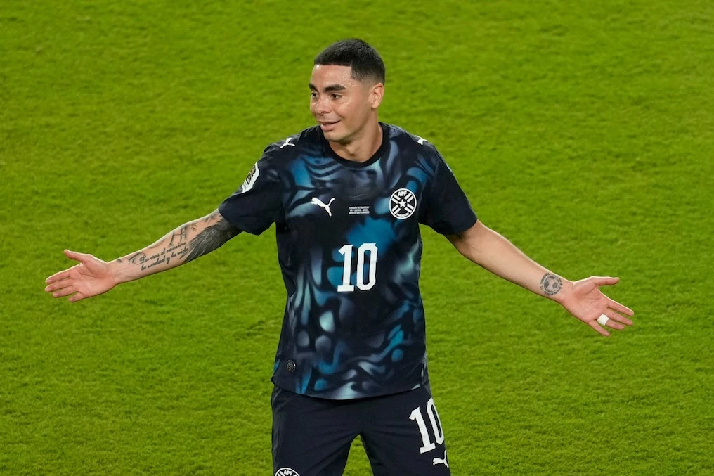 Luật mới gây tranh cãi ở World Cup 2026: Vì sao cầu thủ che miệng khi cãi nhau có thể bị đuổi khỏi sân?