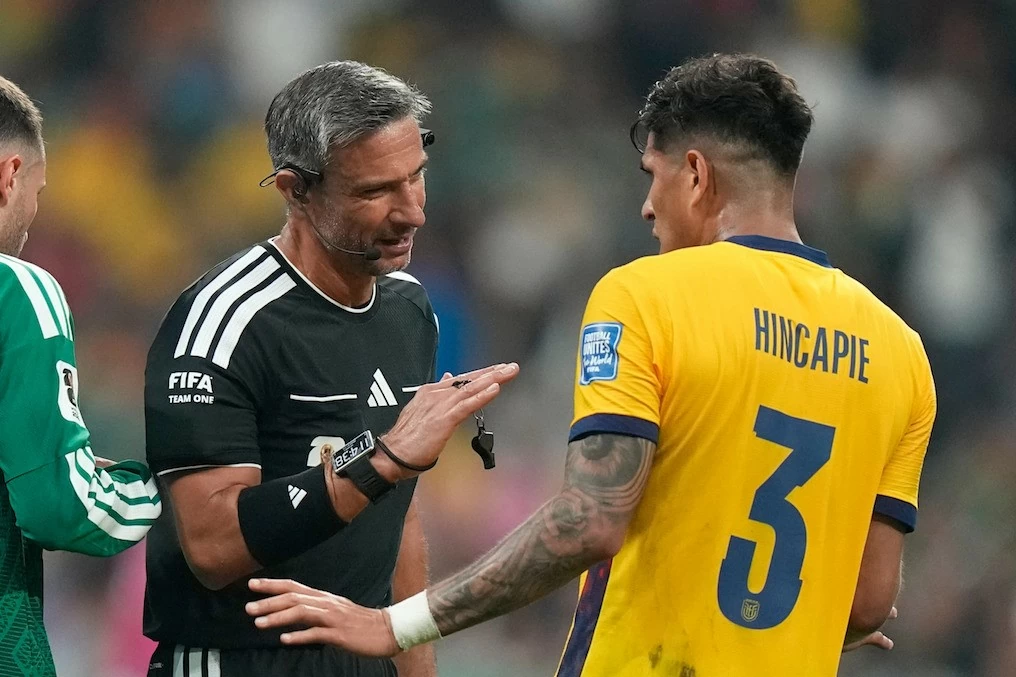 Luật mới gây tranh cãi ở World Cup 2026: Vì sao cầu thủ che miệng khi cãi nhau có thể bị đuổi khỏi sân?