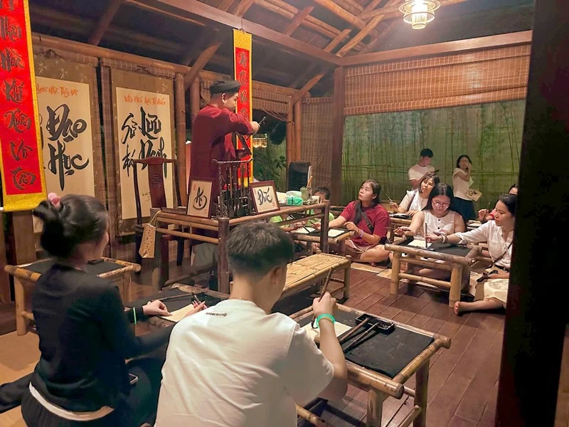 Nghệ nhân Quốc gia Lý Thanh Bình đã gắn bó nhiều năm với hành trình sáng tạo và lan tỏa nghệ thuật thư pháp Việt.