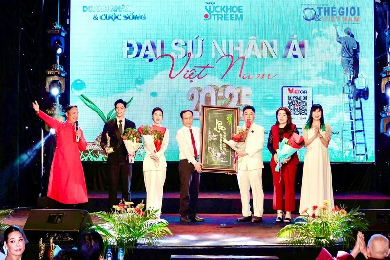 Từ những nét mực, tác phẩm nghệ thuật trở thành cầu nối sẻ chia, góp phần lan tỏa những giá trị nhân văn đến cộng đồng.