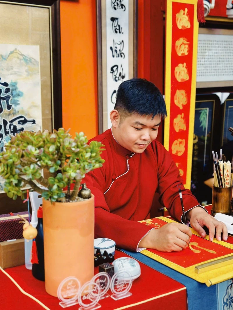 Qua ngọn bút lông của Lý Thanh Bình, chữ Quốc ngữ bước ra khỏi khuôn mẫu viết chữ thuần túy để hòa vào không gian hội họa biểu cảm.