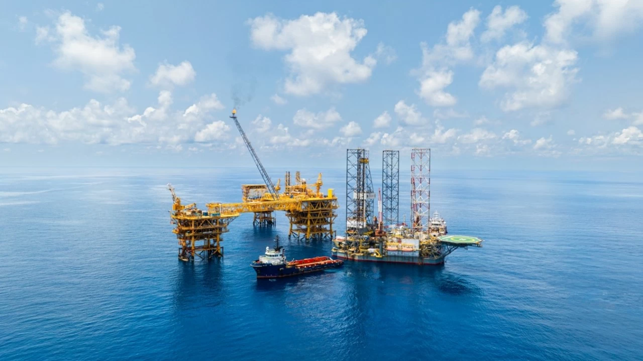 Trong 6 tháng đầu năm, lĩnh vực thăm dò và khai thác dầu khí của Petrovietnam đạt kết quả nổi bật, gia tăng trữ lượng đạt 8,3 triệu tấn quy dầu, đạt 55,3% kế hoạch năm; ký kết 3 hợp đồng dầu khí và hoàn thành đầu tư đưa 1 công trình dầu khí vào khai thác. Trong 6 tháng đầu năm, lĩnh vực thăm dò và khai thác dầu khí của Petrovietnam đạt kết quả nổi bật, gia tăng trữ lượng đạt 8,3 triệu tấn quy dầu, đạt 55,3% kế hoạch năm; ký kết 3 hợp đồng dầu khí và hoàn thành đầu tư đưa 1 công trình dầu khí vào khai thác.