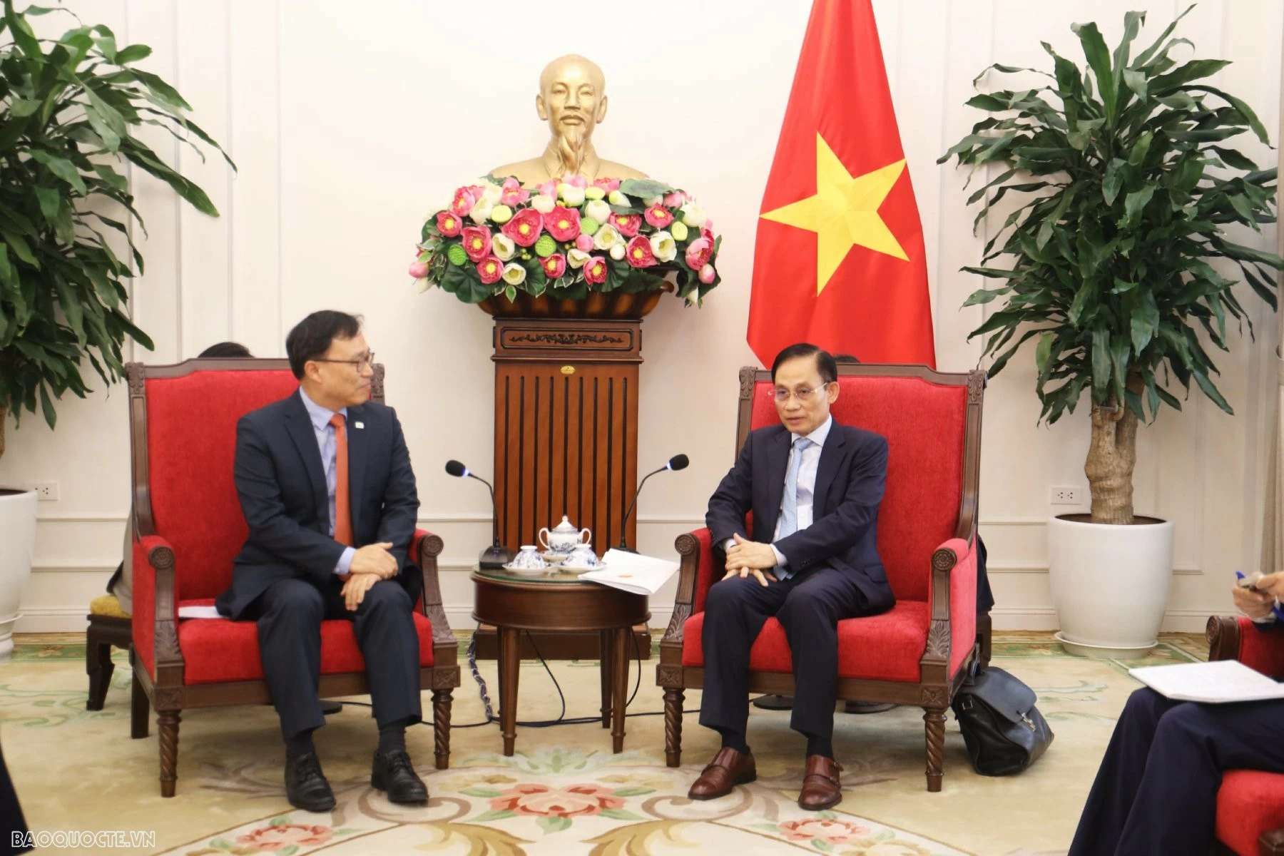 Bộ trưởng Ngoại giao Lê Hoài Trung trao Kỷ niệm chương Vì sự nghiệp ngoại giao Việt Nam cho Đại sứ Hàn Quốc Choi Young Sam