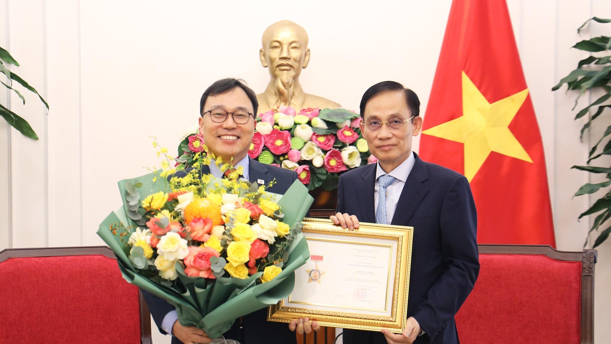 Bộ trưởng Lê Hoài Trung trao Kỷ niệm chương Vì sự nghiệp ngoại giao Việt Nam cho Đại sứ Hàn Quốc Choi Young Sam