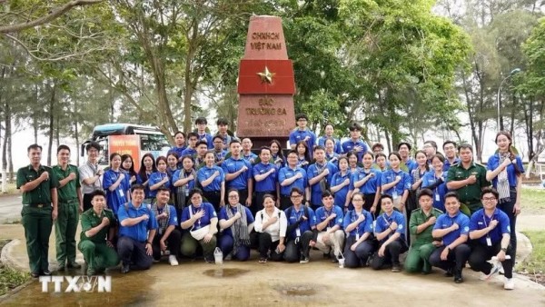 Đội hình tình nguyện Du học sinh Việt Nam tại quê hương