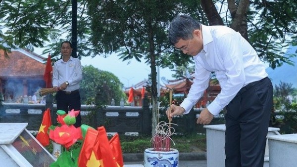 Thủ tướng Lê Minh Hưng dâng hương tại Nghĩa trang liệt sĩ quốc gia Vị Xuyên, Tuyên Quang