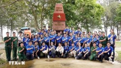 Đội hình tình nguyện Du học sinh Việt Nam tại quê hương