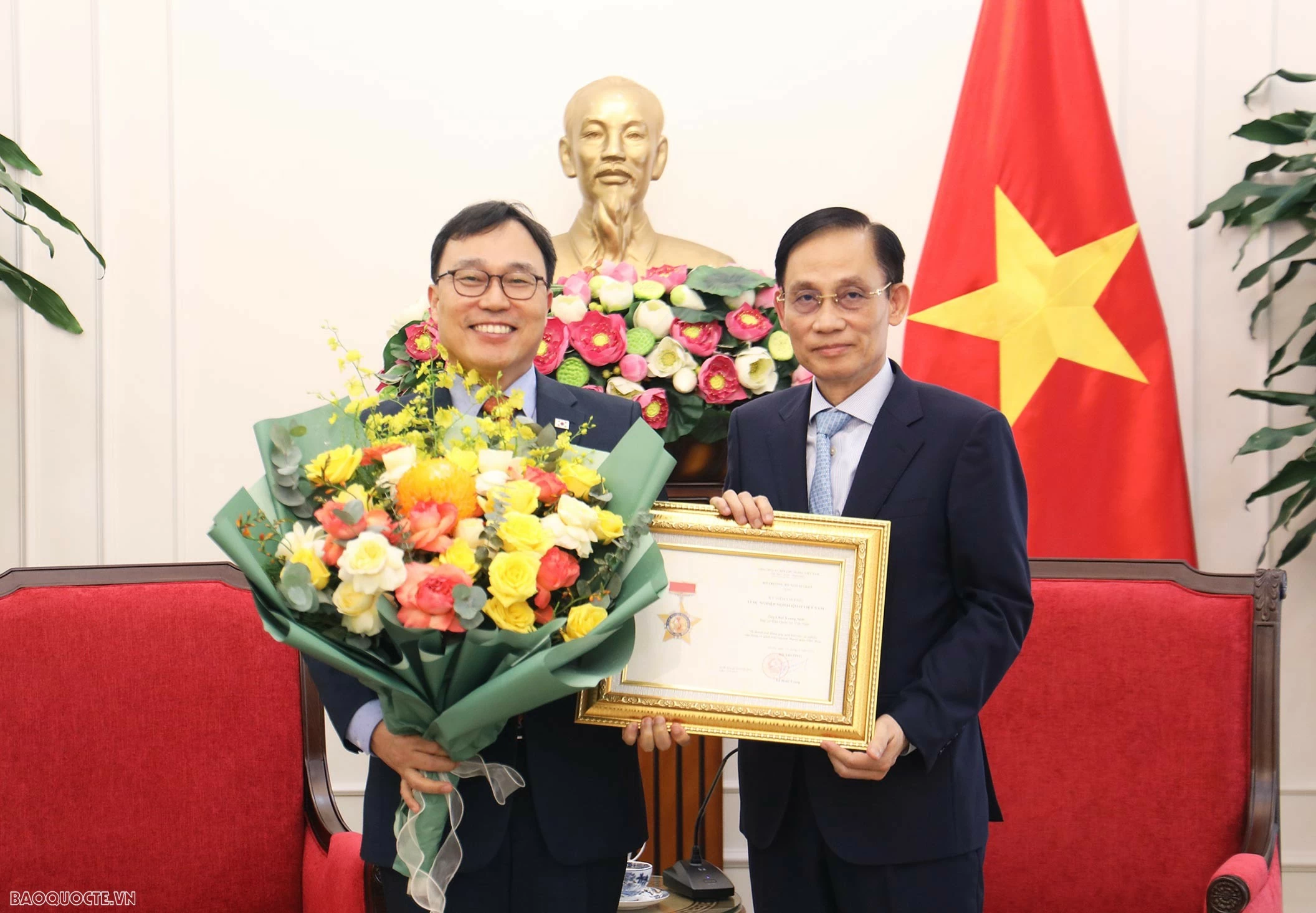 Bộ trưởng Ngoại giao Lê Hoài Trung trao tặng Kỷ niệm chương “Vì sự nghiệp ngoại giao Việt Nam” cho Đại sứ Choi Young Sam. (Ảnh: Thành Long)