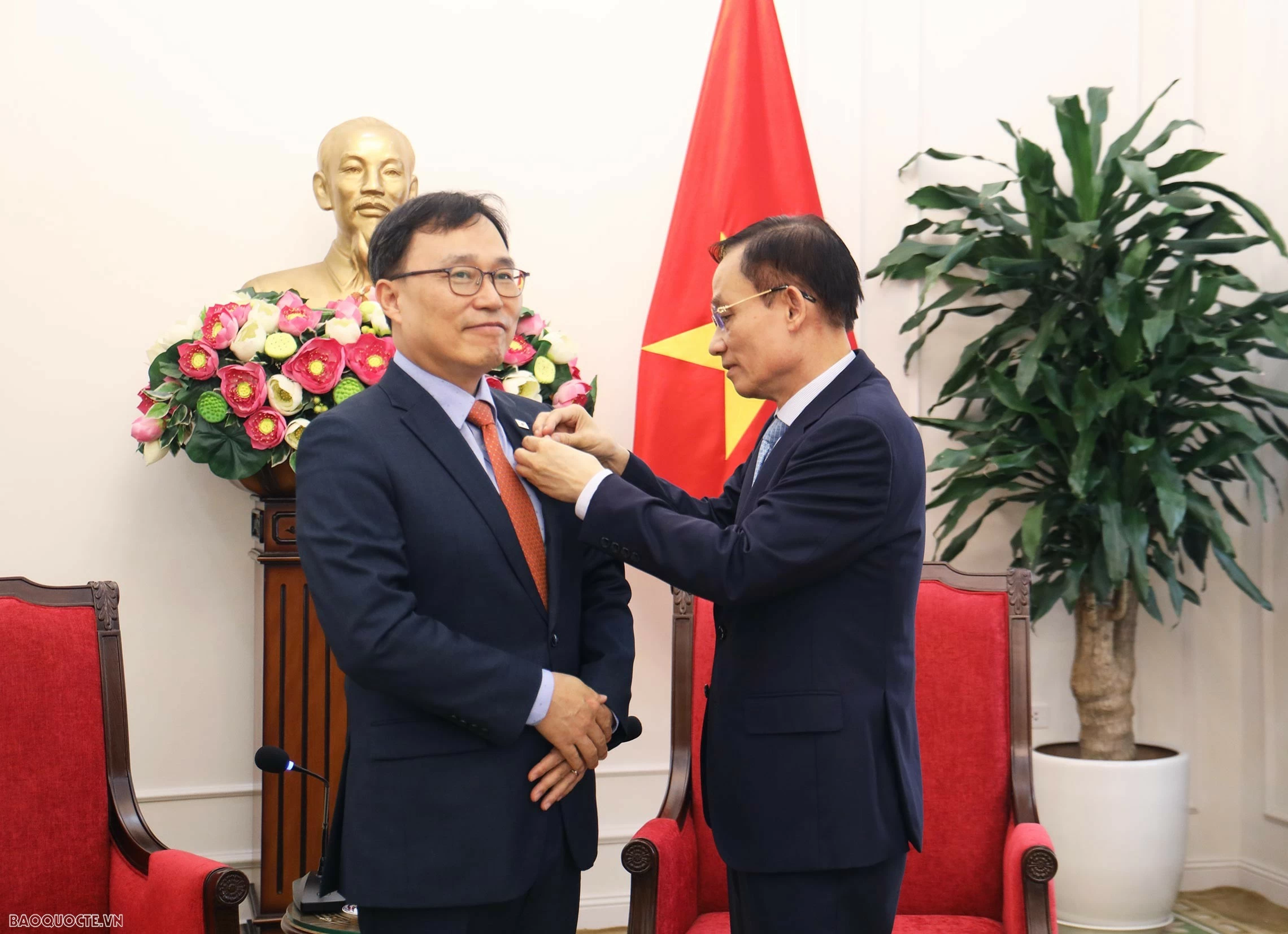 Bộ trưởng Ngoại giao Lê Hoài Trung trao tặng Kỷ niệm chương “Vì sự nghiệp ngoại giao Việt Nam” cho Đại sứ Choi Young Sam. (Ảnh: Thành Long)