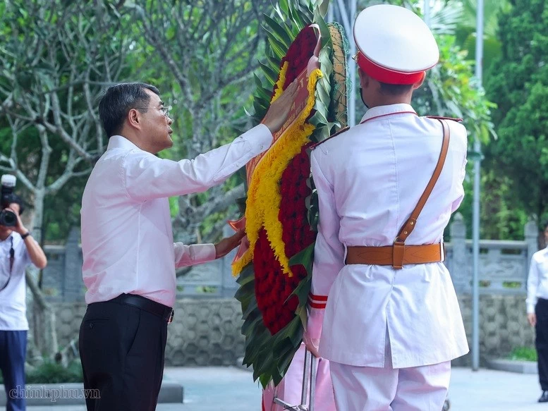 Thủ tướng Chính phủ Lê Minh Hưng dâng hoa tưởng nhớ, tri ân các Anh hùng liệt sĩ tại Nghĩa trang liệt sĩ quốc gia Vị Xuyên, Tuyên Quang. (Nguồn: VGP)