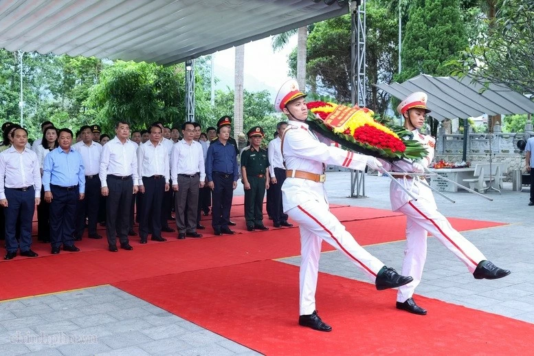 Thủ tướng Lê Minh Hưng dâng hương tại Nghĩa trang liệt sĩ quốc gia Vị Xuyên, Tuyên Quang