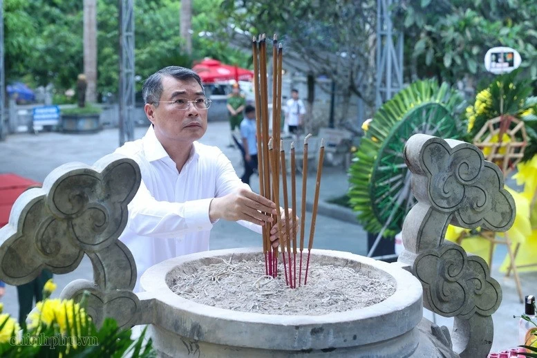 Thủ tướng Lê Minh Hưng dâng hương tại Nghĩa trang liệt sĩ quốc gia Vị Xuyên, Tuyên Quang