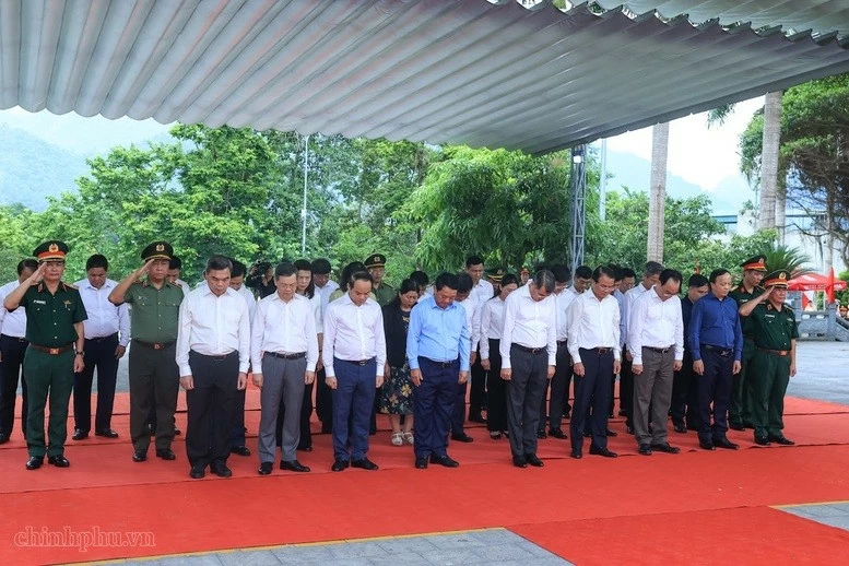 Thủ tướng Lê Minh Hưng dâng hương tại Nghĩa trang liệt sĩ quốc gia Vị Xuyên, Tuyên Quang