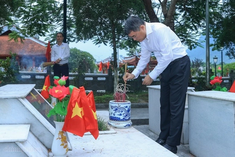 Thủ tướng Lê Minh Hưng dâng hương tại Nghĩa trang liệt sĩ quốc gia Vị Xuyên, Tuyên Quang