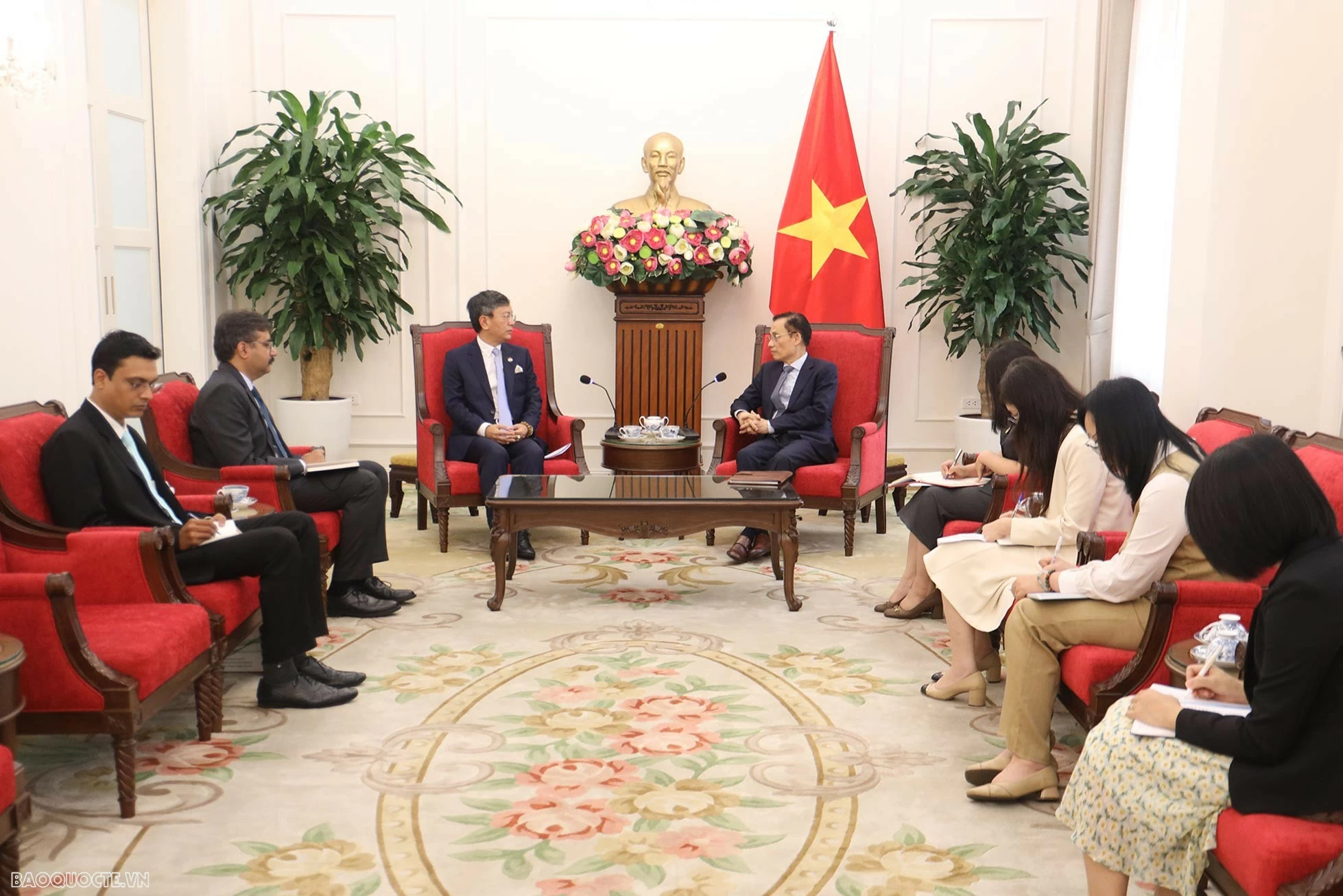 Bộ trưởng Lê Hoài Trung một lần nữa bày tỏ chia buồn sâu sắc trước vụ tai nạn tàu du lịch xảy ra ngày 11/7 tại vùng biển tỉnh An Giang. 