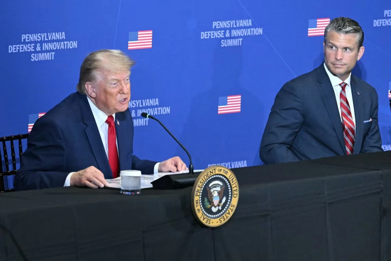 Tổng thống Mỹ Donald Trump (trái) phát biểu tại Hội nghị Quốc phòng và Đổi mới sáng tạo ở bang Pennsylvania ngày 15/7. (Nguồn: The Boston Globe)