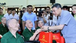 Thủ tướng Chính phủ Lê Minh Hưng tri ân thương bệnh binh tại Trung tâm Kim Bảng