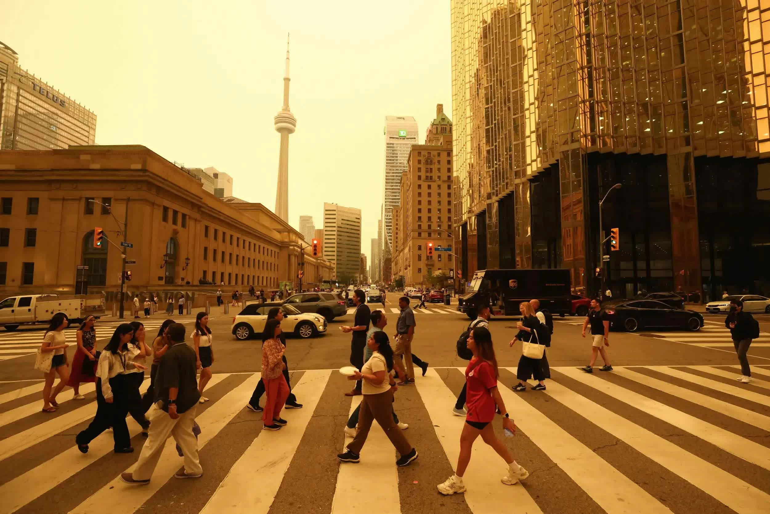 Khói từ các đám cháy rừng tại Tây Bắc Ontario phủ kín bầu trời, nhuộm Toronto trong sắc vàng đục khi chất lượng không khí xuống mức nguy hiểm. (Nguồn: WIRED)