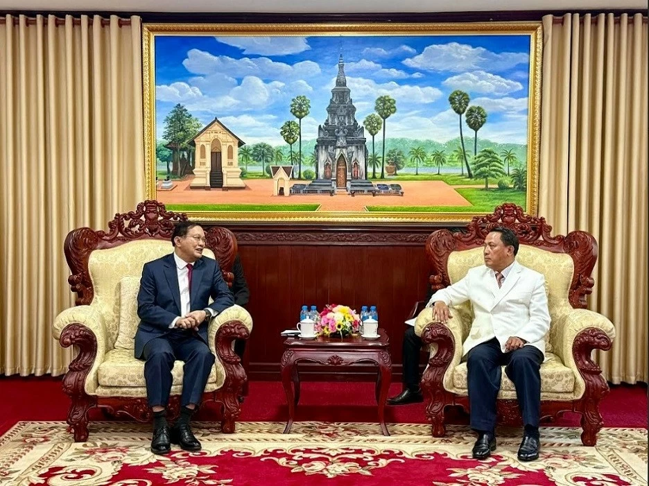 Bí thư Tỉnh ủy Savannakhet (Lào) tiếp Tổng Lãnh sự Việt Nam Nguyễn Văn Dũng