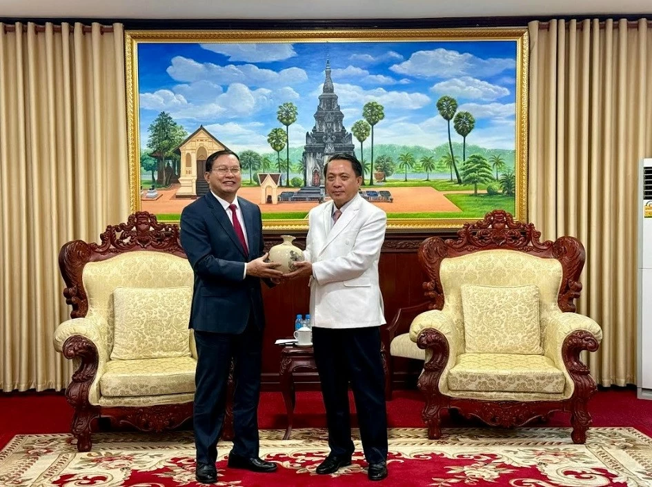 Bí thư Tỉnh ủy Savannakhet (Lào) tiếp Tổng Lãnh sự Việt Nam Nguyễn Văn Dũng