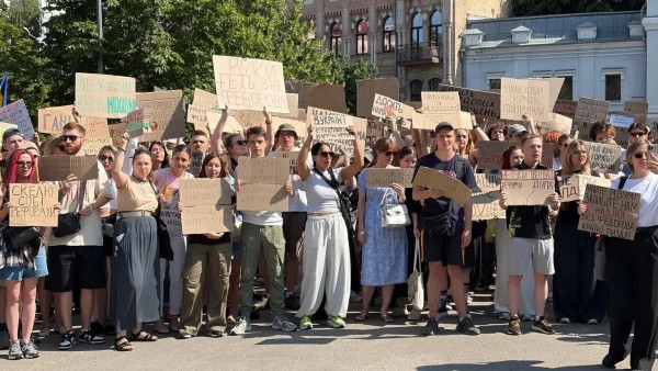 Ukraine: Người dân phẫn nộ, biểu tình phản đối việc Tổng thống Zelensky miễn nhiệm Bộ trưởng Quốc phòng Fedorov