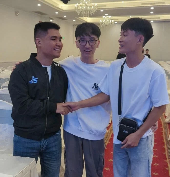 Văn Quốc Tỷ vị trí chính giữa.