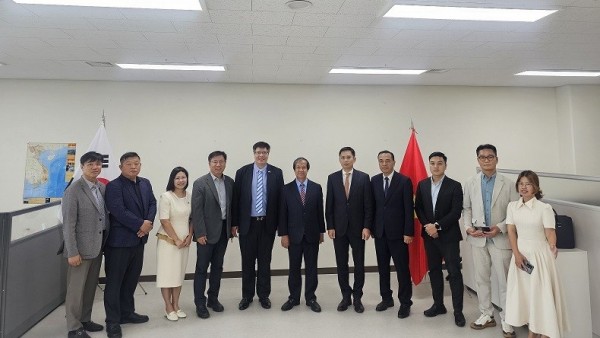Commission for Policies and Strategies delegation meets with Vietnam-Korea Business and Investment Association
