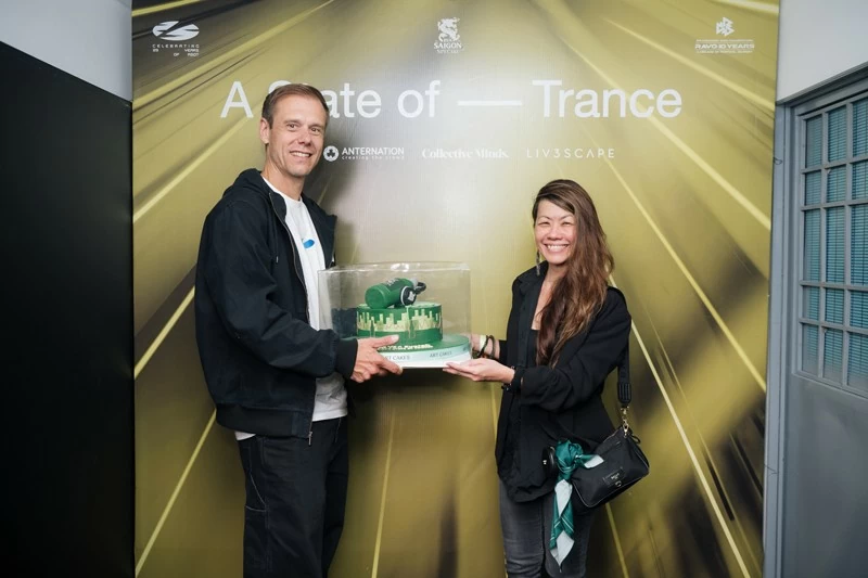 Món quà tặng DJ Armin van Buuren gửi gắm tình cảm, sự chào đón nồng nhiệt và niềm tự hào của cộng đồng người hâm mộ Việt Nam (Ảnh: SABECO)