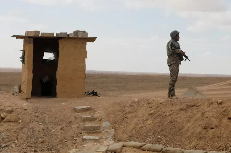 Lực lượng an ninh Iraq làm nhiệm vụ tại cửa khẩu giáp Syria, khu vực vừa phát hiện lô vũ khí bị nghi vận chuyển tới Hezbollah ở Lebanon. (Nguồn: Al Jazeera)