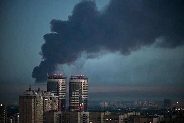 Khói bốc lên sau một cuộc không kích bằng tên lửa của Nga nhằm vào thủ đô Kiev (Ukraine) ngày 2/7/2026. Ảnh: Eugene Kotenko/Getty Images.