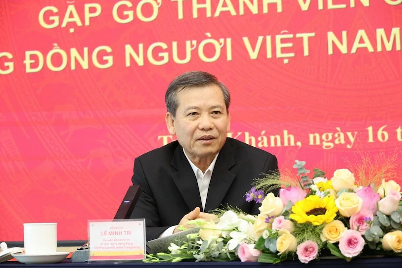 Đồng chí Lê Minh Trí thăm và gặp gỡ cán bộ, nhân viên Tổng Lãnh sự quán Việt Nam tại Trùng Khánh