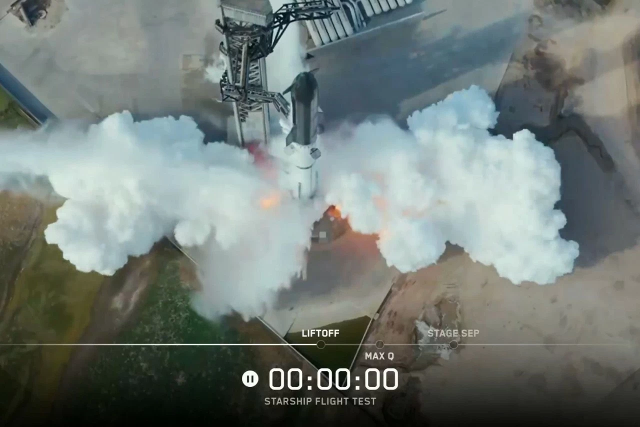 Tên lửa Starship Flight 13 của SpaceX dừng phóng ngay trước thời điểm cất cánh tại bãi thử Starbase (Texas, Mỹ) sau khi một số động cơ Raptor không khởi động, buộc hệ thống tự động kích hoạt quy trình hủy phóng. (Nguồn: CNN)
