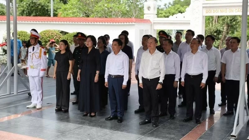 Các đồng chí lãnh đạo Quốc hội, tỉnh Hà Tĩnh dâng hương tại Khu mộ 10 nữ anh hùng liệt sĩ, thanh niên xung phong Ngã ba Đồng Lộc. (Nguồn: Báo Nhân Dân)