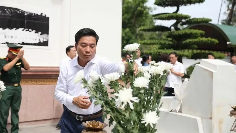 Thượng tướng Nguyễn Doãn Anh dâng hoa tưởng niệm 10 nữ anh hùng liệt sĩ thanh niên xung phong hy sinh tại Ngã ba Đồng Lộc. (Nguồn: Báo Nhân Dân)