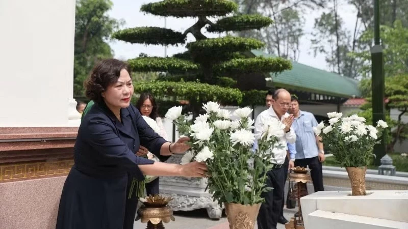 Các đồng chí lãnh đạo Quốc hội dâng hương tại Ngã ba Đồng Lộc